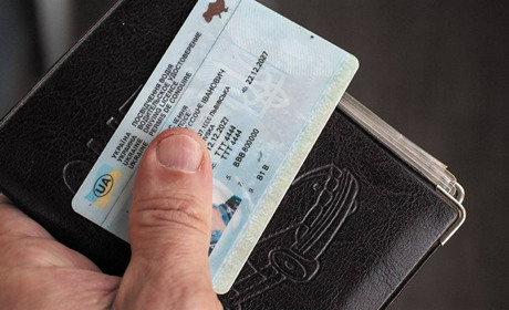 Шахраї використовують світлини військових для рекламування фальшивих посвідчень водія