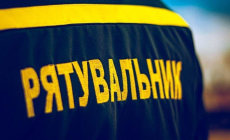 Рятувальники допомогли білопільчанці, яка опинилась зачиненою на балконі