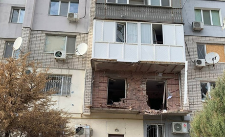 На Херсонщині через ворожі обстріли пошкоджені будинки, навчальний заклад, автівки та автобуси