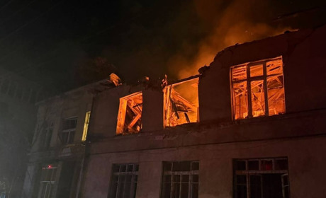 Дві хвилі атак російськими дронами по Одесі: влучання у житло, садок і інфраструктуру, є поранені