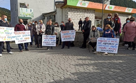 У Кременці освітяни напередодні свята вийшли на акцію протесту до міської ради