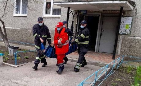 За зачиненими дверима із слабкими ознаками життя: 60-річний хворий нетішинець в квартирному полоні