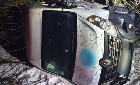 З’їхала у кювет: на Сарненщині 24-річна водійка не впоралася з керуванням