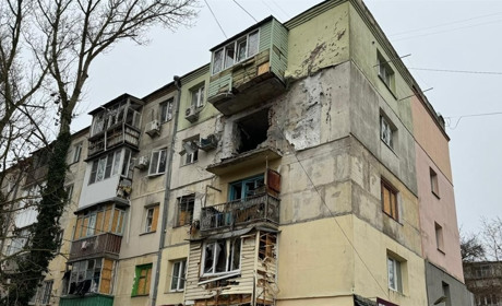 На Херсонщині через ворожі обстріли пошкоджені будинки, медичний заклад, автівки
