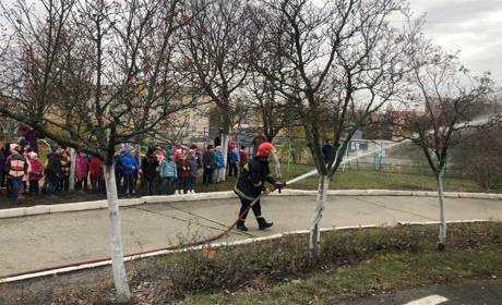 У Вараші рятувальники провели урок безпеки для дошкільнят