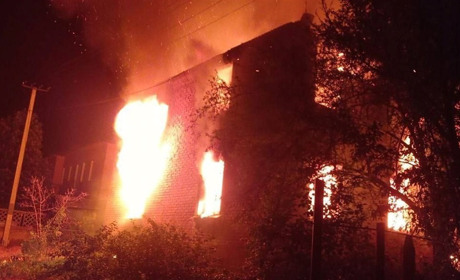 У Новій Каховці згорів будинок, а в Каховці відбирають “безгосподарне” житло