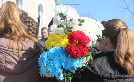 Живі коридори та оберемки квітів. Сатанівчани попрощалася із 18-літнім полеглим Героєм