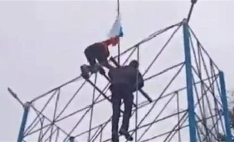 У Чаплинці скинули російський прапор