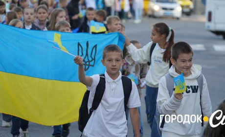 Мирна Хода. У Городку учні та вчителі першого ліцею провели акцію до Дня миру