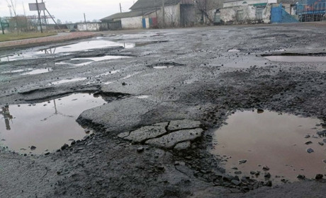 Розбита дорога в Рафалівці: ремонту не буде, доки не завершать її передачу на баланс Укравтодору