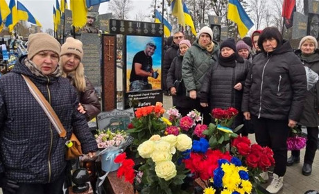 Шосткинські волонтери побували на могилі Романа Бабича, який два роки тому загинув у Бахмуті