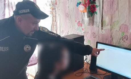 Поліцейські Шостки подарували багатодітній родині комп'ютер для онлайн навчання