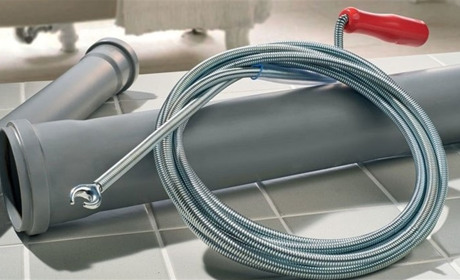 Прочищення каналізації: що робити, коли труби засмічуються та як вирішити проблему