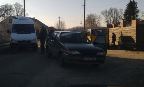 У Володимирці автотроща - легковик не пропустив мікроавтобус