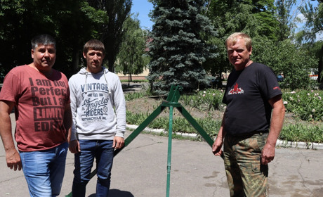 Місцеві винахідники: із підручних матеріалів зробили установки для кулеметів та лавиці
