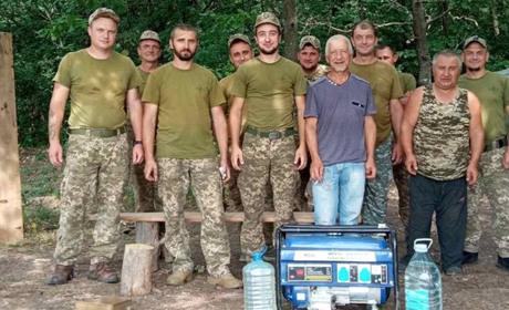 Із волонтером Сергієм Ганжою допомагаємо захисникам
