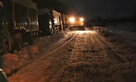 Є речі в буревії, які незмінні роками: люди, яким конче треба кудись їхати. Їх визволяли БТР-ми