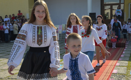 Парад вишиванок, флешмоб та намальований рушник: Як у Сватовому святкували День вишиванки