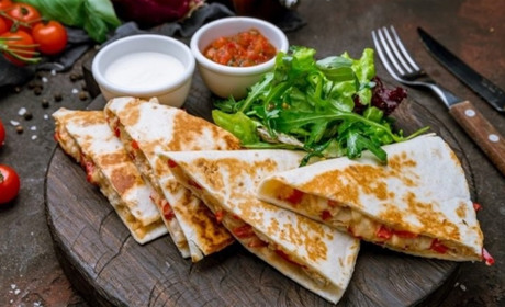 Рецепт дня: запечені тортильї з куркою, овочами та сиром