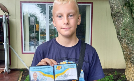 10-річний старокостянтинівець отримав посвідчення волонтера