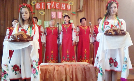 Працівників полів поздоровляли у Сергіївці з короваями