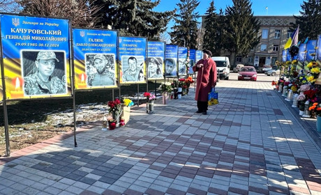 У центрі Жмеринки оновили портрети полеглих оборонців на Алеї Героїв