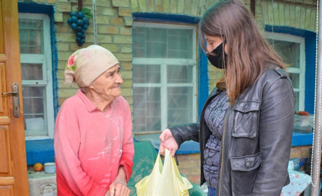 Жителі Кагарлика похилого віку отримали подарунки від благодійників