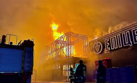 Загарбники атакували Херсон: горіли житлові будинки, машини, недіючий "Епіцентр" (фото, відео)