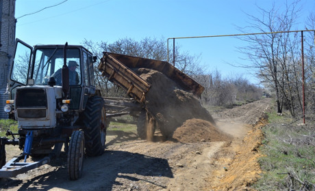 В Повстанському укладають тротуарну плитку і насипають дорогу: це ініціатива старости і мешканців