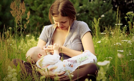 Кормить нельзя отказать: прилично ли ради младенца оголить грудь в публичном месте