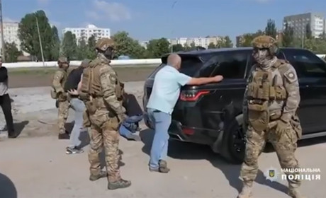 Хмельницькі поліцейські затримали групу осіб, які займалися збутом наркотиків