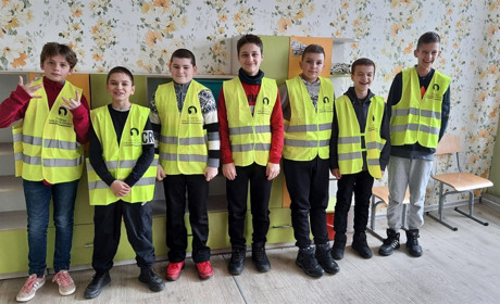 Світлоповертальні жилети від польських друзів отримали учні Дмитрушківського ліцею на Уманщині