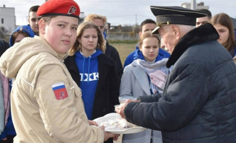 РФ на окупованих територіях збирає інформацію про дітей та проводить військову підготовку