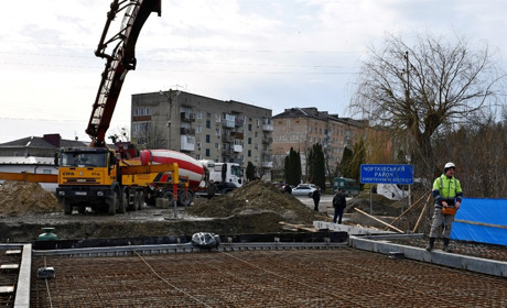 Дорожники бетонують міст через Збруч у Гусятині, рух яким перекрито уже три місяці