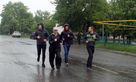 Активний біг заради пам’яті: священик з односельцями пробіг 18-кілометрову дистанцію