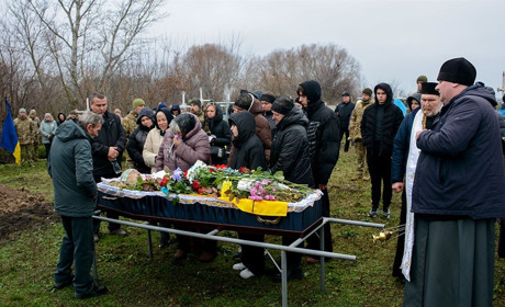 Віддав життя, щоб над нами світило мирне небо - в Кадомці поховали воїна Руслана Коробенка