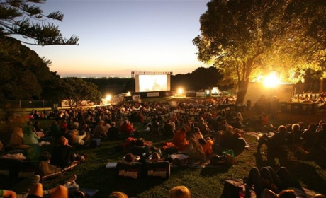 Кіно просто неба у Сватовому: сватівчан запрошують на перегляд фільмів — графік показів на липень