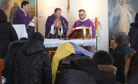У нього був важкий шлях додому. Сатанівчани попрощалися з воїном, який зник безвісти майже рік тому