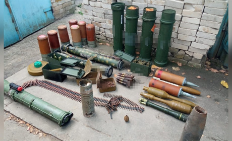 Житель Херсонщини зібрав у своєму гаражі “колекцію” російської зброї та боєприпасів