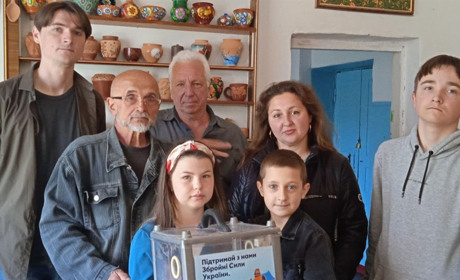 Творче об’єднання “Креатив” передали зібрані кошти на ремонт автомобілів для фронту