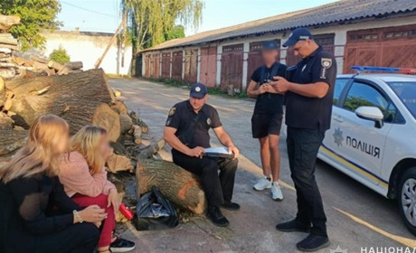 Неповнолітня у барі після 22:00, нетверезі юнки на вулиці та цигарки для ліцеїста: рейд Звягельщиною