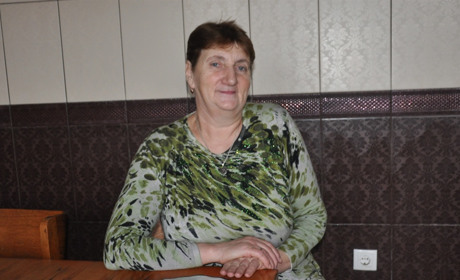 Після школи прийшла працювати підмінною дояркою, відтак і залишилася у господарстві