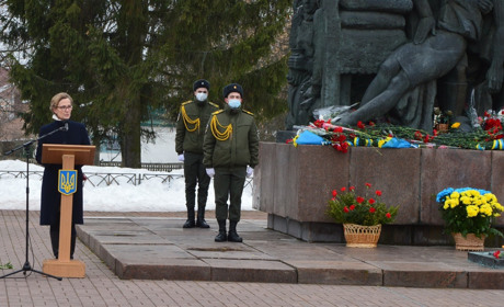 Посол Німеччини Анка Фельдгузен відвідала Корюківку у день вшанування жертв Корюківської трагедії