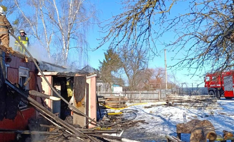 На Звягельщині сусіди допомогли жінці вибратися з палаючого будинку