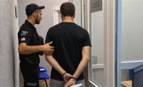 У Білопіллі поліцейські оперативно затримали чоловіка, який пограбував перехожого