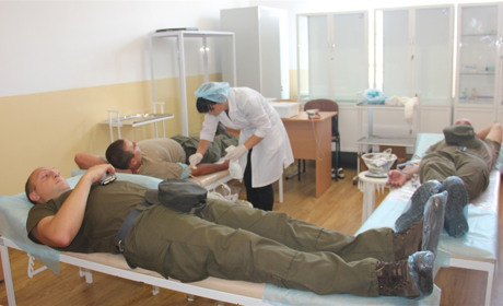 П’ятдесят нацгвардійців здали кров: так у в/ч 3028 відзначили Всесвітній день донора