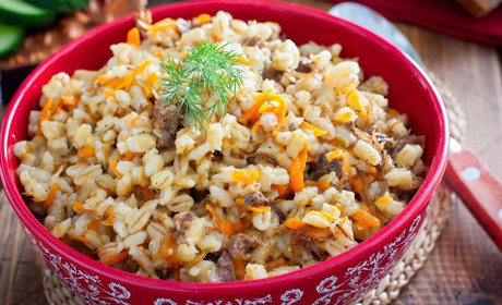 Смачні та ситні страви з перловки: запіканка, плов з грибами та козинаки