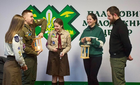 Пластуни передали Вифлеємський Вогонь Миру ініціативній групі пластунів на Звягельщині