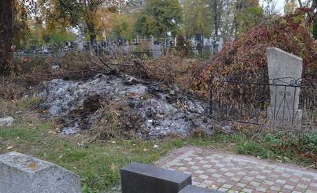 Ярмаркове кладовище в Переяславі люди завалили сміттям: хто прибиратиме?
