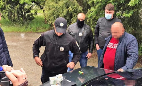 Житель Вараша хотів за допомогою хабаря повернути водійські права